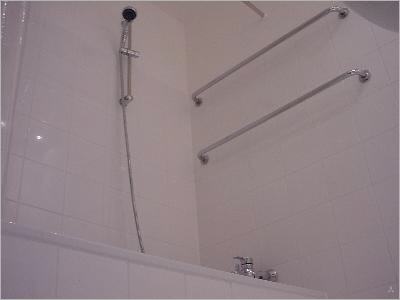 Badezimmer mit Wannenbad